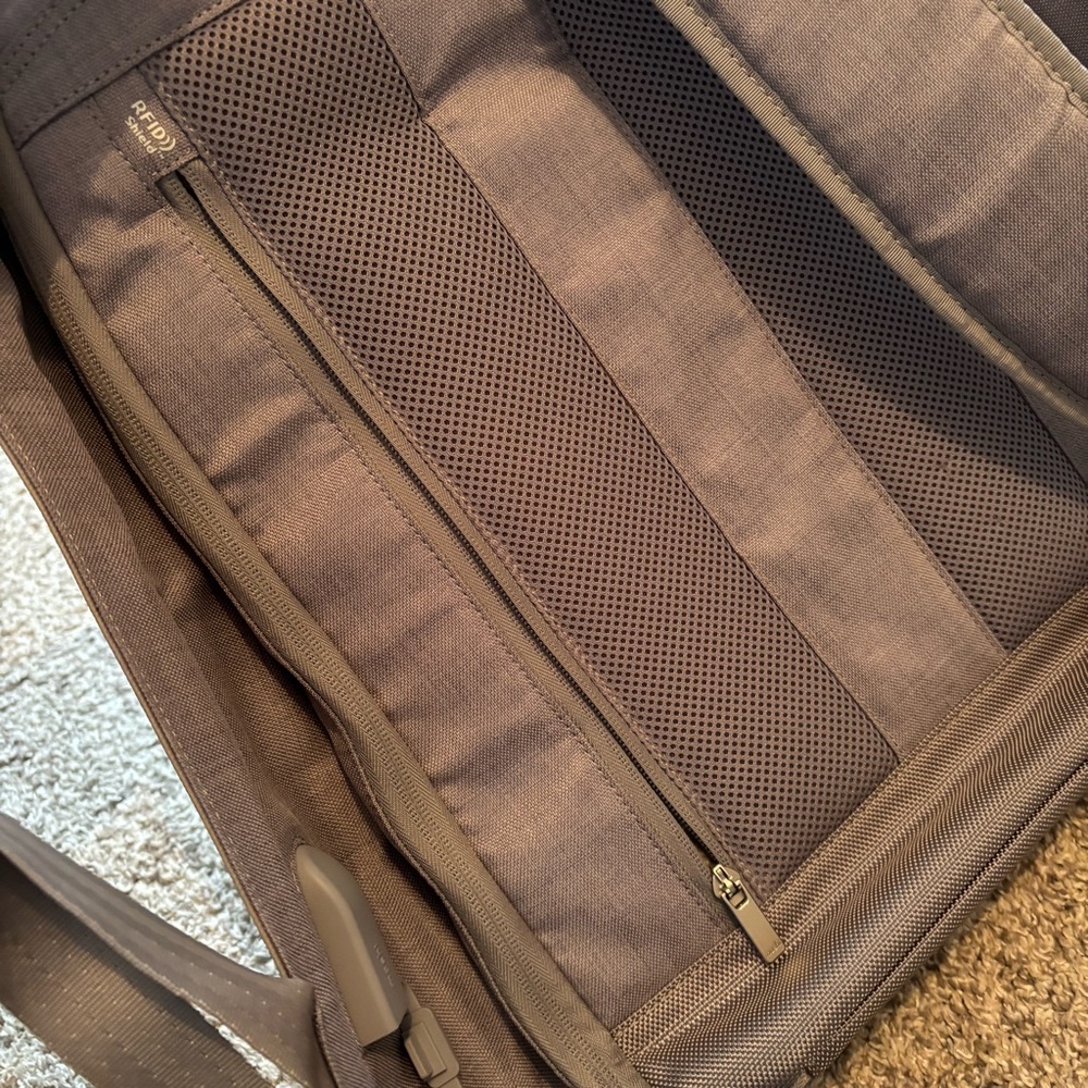 Moshi tego anti-theft backpack - Picture 4 of 10